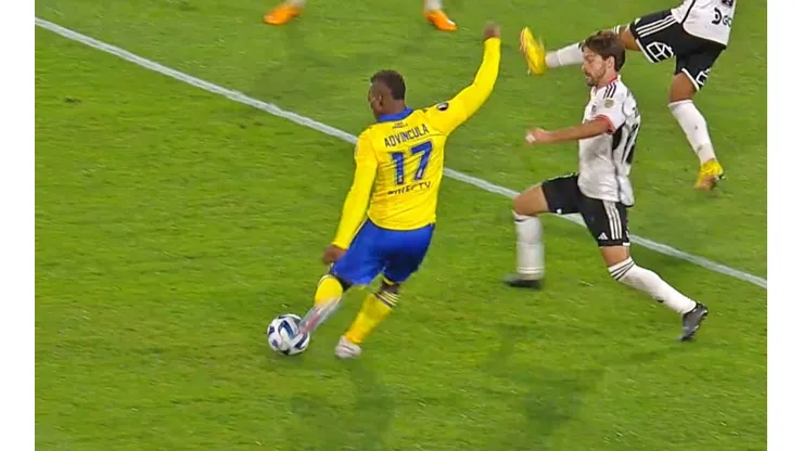 Advíncula sacó un remate imposible para De Paul.