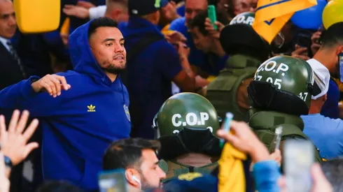 Sergio Romero, Chiquito, se dio tiempo de compartir con los hinchas de Boca Juniors en el frontis del hotel Intercontinental.