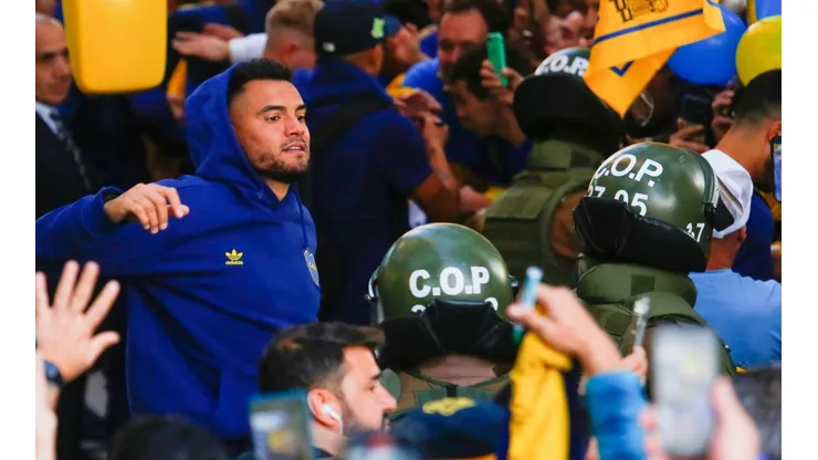 Sergio Romero, Chiquito, se dio tiempo de compartir con los hinchas de Boca Juniors en el frontis del hotel Intercontinental.