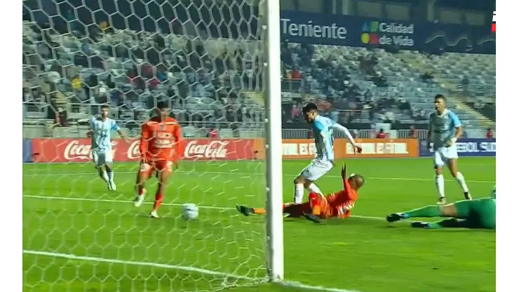 El momento del insólito autogol de Sais Santibáñez que puso en ventaja a Magallanes ante la U. César Vallejo.