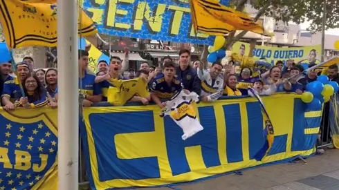 Los hinchas de Boca Juniors acompañando al plantel afuera del hotel en Santiago.
