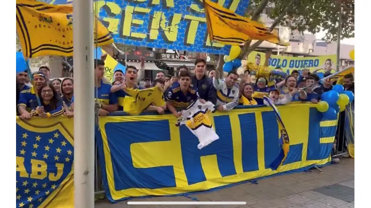 Los hinchas de Boca Juniors acompañando al plantel afuera del hotel en Santiago.