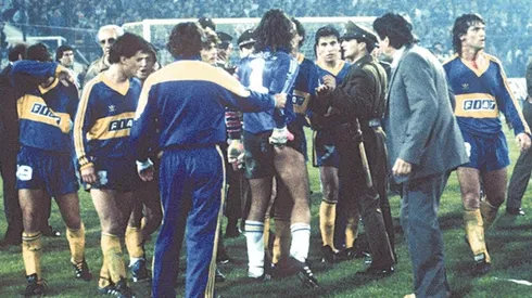 Navarro Montoya se toma el trasero luego de ser mordido por un perro