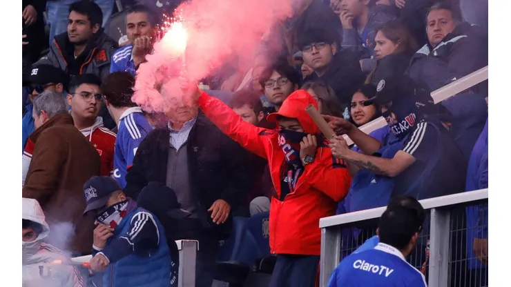 Los mal llamados hinchas volvieron a hacer su siempre indeseada aparición y tienen al fútbol chileno sumergido en una crisis de la que pareciera no haber salida.