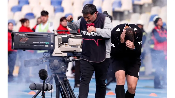 Opazo y el cuarto árbitro fueron agredidos en el clásico universitario