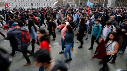 Experto explica cuánto costaría condonar el CAE en Chile