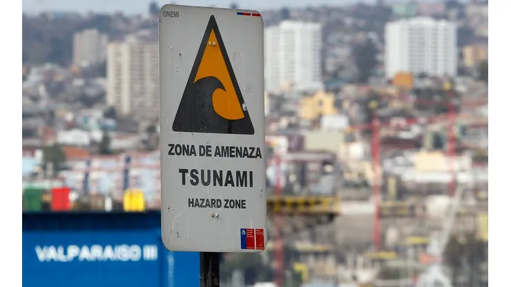 Letreros de alerta de tsunami en Valparaiso.