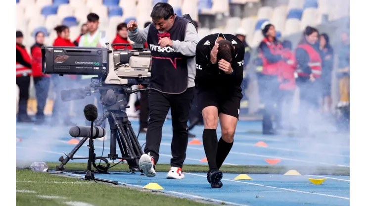 Diego Flores, el cuarto juez del Clásico Universitario, quien terminó con un trauma acústico.