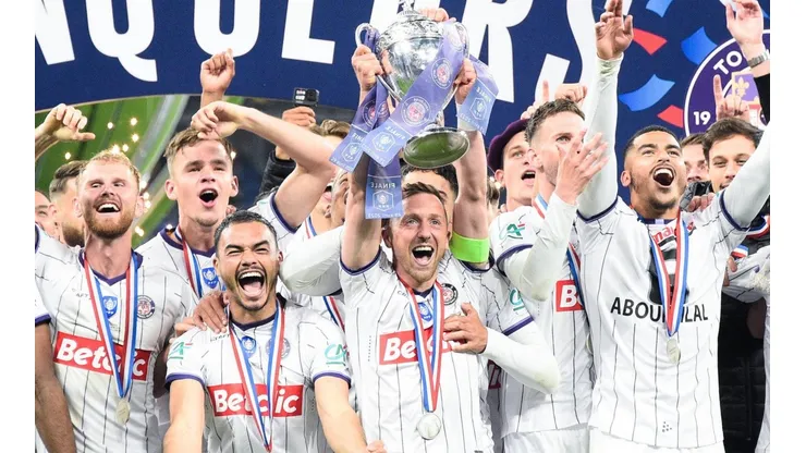Suazo es campeón de la Copa de Francia