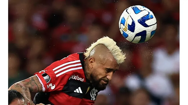 Arturo Vidal fue titular pero no dejó felices a los hinchas del Flamengo.