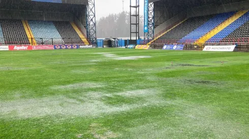 La cancha del Estadio Huachipato CAP se inundó por la lluvia y a las 17:00 horas se define si los Acereros podrán enfrentar a Magallanes a las 20:30.