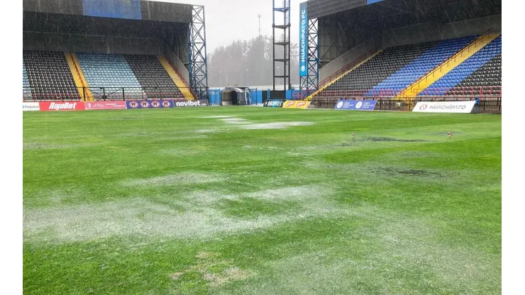 La cancha del Estadio Huachipato CAP se inundó por la lluvia y a las 17:00 horas se define si los Acereros podrán enfrentar a Magallanes a las 20:30.