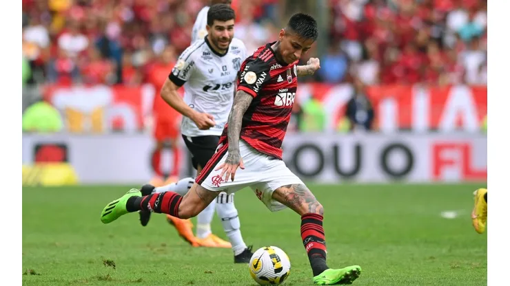 Erick Pulgar puede debutar como zaguero en el Mengao