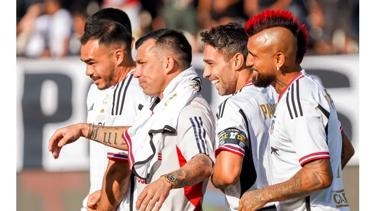 Medel junto a Suazo, Valdivia y Vidal. Puros formados en Colo Colo.