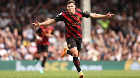 Julián Álvarez celebra el golazo que le anotó al Fulham.