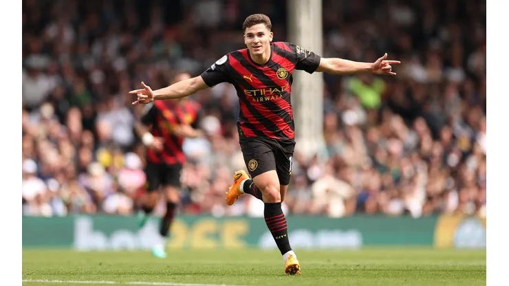 Julián Álvarez celebra el golazo que le anotó al Fulham.