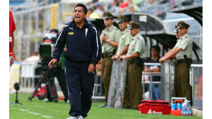 Mario Lepe en su época de director técnico de Universidad Católica.