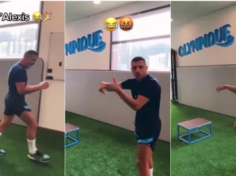 Alexis deja locos a sus compañeros en un fútbol-mesa