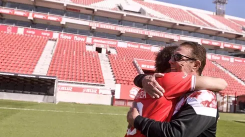 Pepe Santoro, ídolo de Independiente, abraza al influencer organizador Santiago Maratea