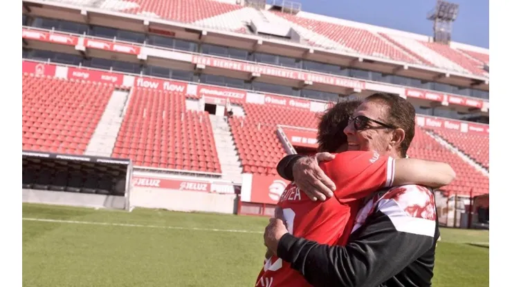 Pepe Santoro, ídolo de Independiente, abraza al influencer organizador Santiago Maratea
