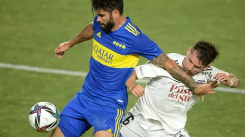 Nicolás Orsini lucha un balón con César Fuentes en el amistoso que Boca le ganó a Colo Colo en el verano de 2022.