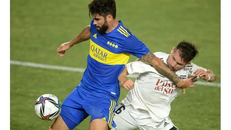 Nicolás Orsini lucha un balón con César Fuentes en el amistoso que Boca le ganó a Colo Colo en el verano de 2022.