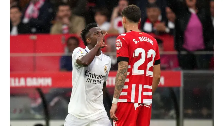 Vinícius Junior tuvo un partido muy disputado con el uruguayo Santiago Bueno.