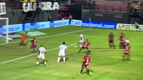 Eduardo Vargas se pierde un gol clave