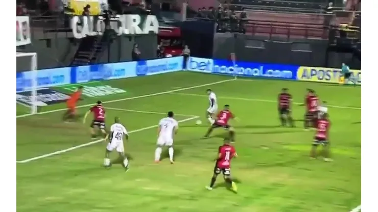 Eduardo Vargas se pierde un gol clave
