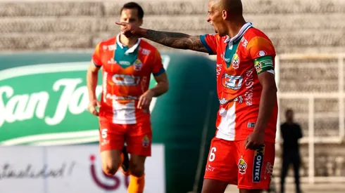 Alejandro Camargo festeja el gol que le convirtió a Palestino en el 5-1 que propinó Cobresal en La Cisterna.