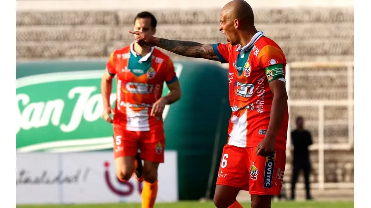 Alejandro Camargo festeja el gol que le convirtió a Palestino en el 5-1 que propinó Cobresal en La Cisterna.