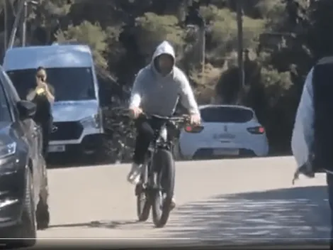 ¿Buscando casa? Messi pasea en bicicleta por Barcelona