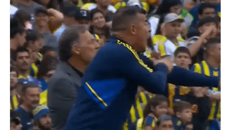 Jorge Almirón le reclama con fervor al capitán de Boca Juniors, Pol Fernández.