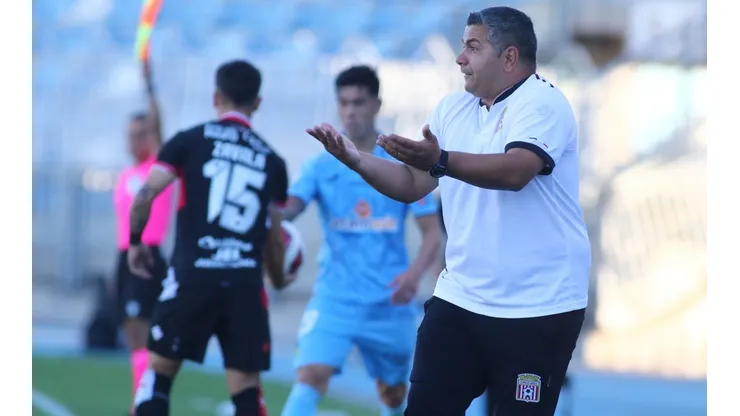 Damián Muñoz parece tener las horas contadas en Curicó Unido.