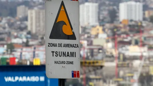 Letreros de zona de amenaza de tsunami en Valparaiso.