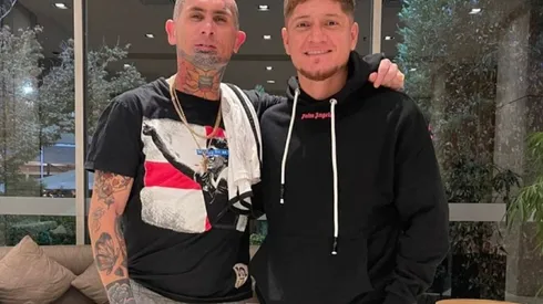 Leonardo Gil posa con Emanuel Noir, vocalista del grupo de cumbia Ke Personajes.