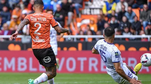 Gabriel Suazo disputa una pelota en el triunfo del Lorient