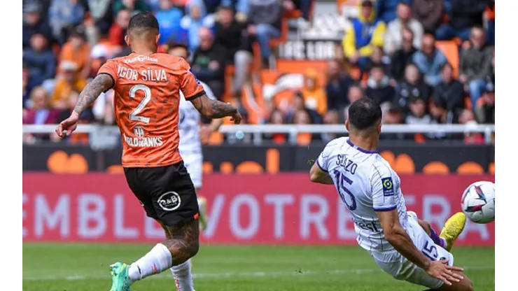 Gabriel Suazo disputa una pelota en el triunfo del Lorient