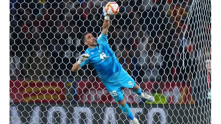 En España aseguran que el Villarreal va por Claudio Bravo.