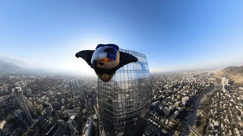 Sebastián Ardilla Álvarez nuevamente sorprende con un sobrevuelo, esta vez en el Costanera Center.