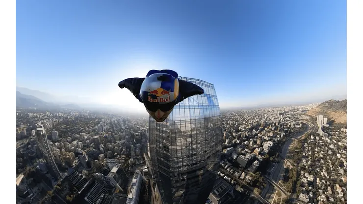 Sebastián Ardilla Álvarez nuevamente sorprende con un sobrevuelo, esta vez en el Costanera Center.
