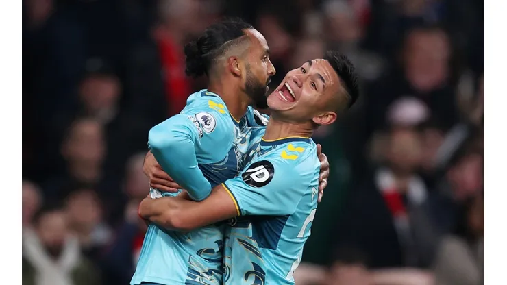 Carlos Alcaraz celebra con Theo Walcott ante el Arsenal. Southampton pudo ganar, pero igualó 3-3 ante el líder de la Premier League.