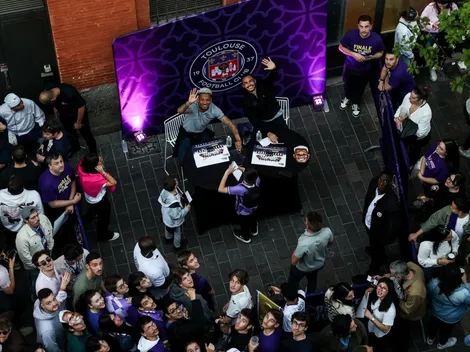 "¡Lo amamos!": hinchas del Toulouse locos en encuentro con Suazo