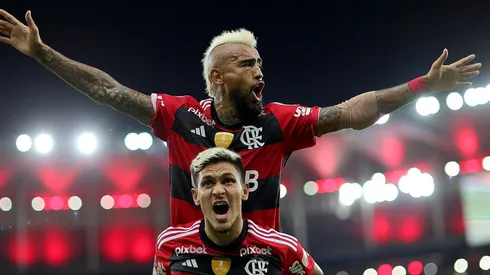 Vidal celebra junto a Pedro el triunfo ante Ñublense