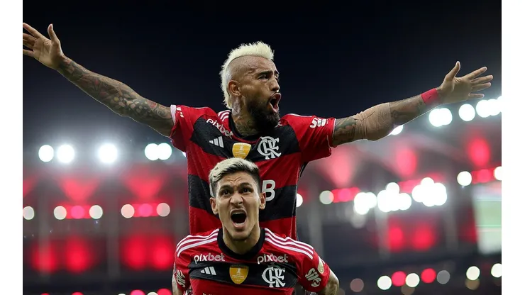 Vidal celebra junto a Pedro el triunfo ante Ñublense