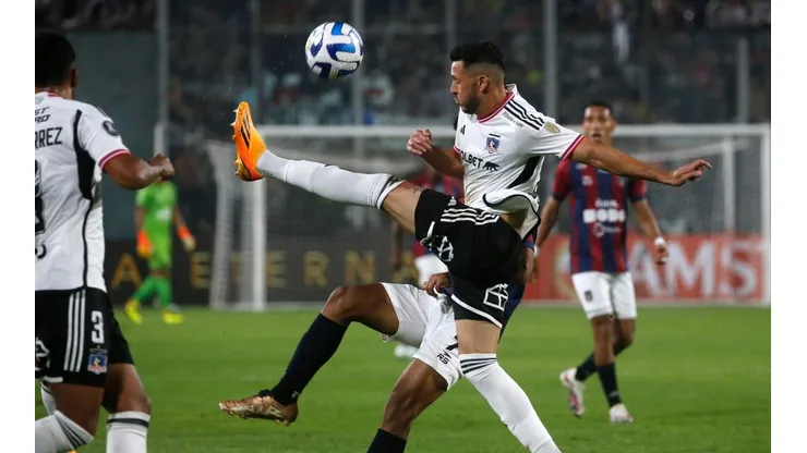 Ramiro González despeja el balón ante Monagas