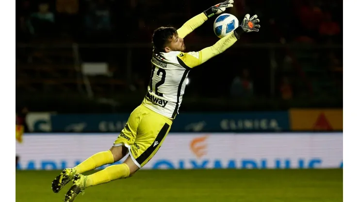 Tomás Ahumada fue la figura de Audax Italiano en el empate sin goles que lograron los Tanos ante Santos en Brasil.