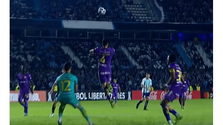 Hernán Galindez recibió un increíble autogol en la derrota del Aucas ante Racing Club.