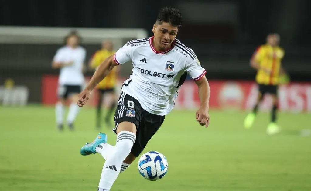 Damián Pizarro jugando por Colo Colo.