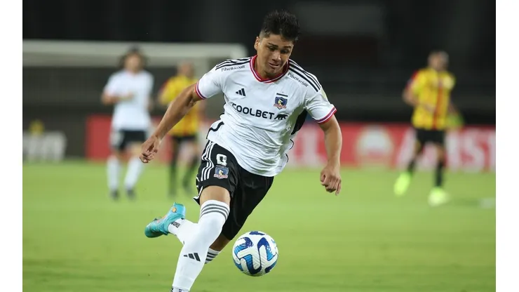 Damián Pizarro jugando por Colo Colo.